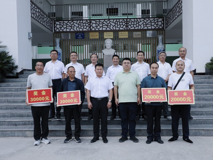 在知識的殿堂里，每一步成長都離不開愛與希望的滋養。8月26日下午，隴南一中校園內..